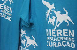 Koop t-shirts en boeken